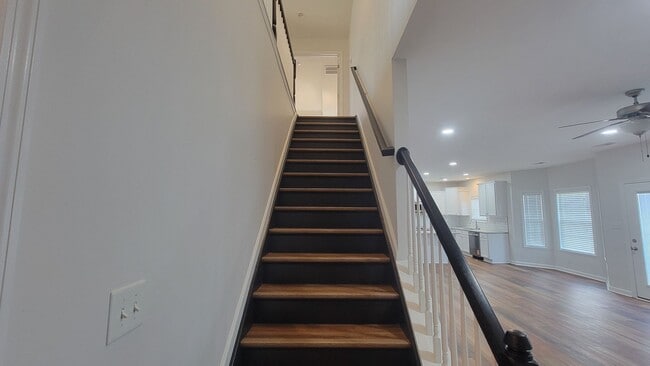 Building Photo - The 5 Bedroom You've Been Looking For!!