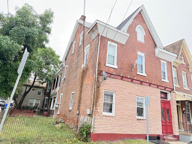Building Photo - 128 N York St