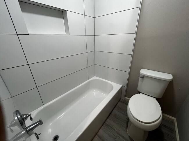 Building Photo - For Lease | 3 Bed, 2 Bath | 1,446 Sq Ft | ...