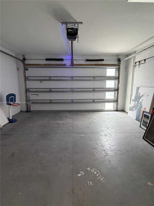 Building Photo - 540 SW 6th Ave