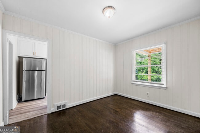 Building Photo - 990 Lindridge Dr NE