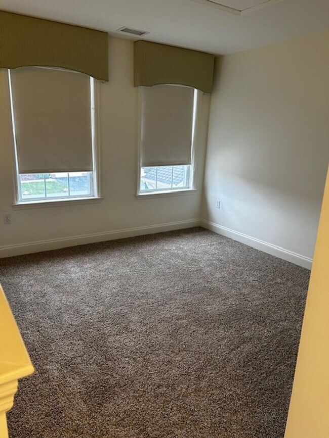 Building Photo - Beautiful 2 Bedroom, Loft 1 1/2 Bath Townhome Wyomissing