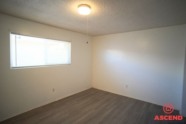 Building Photo - 904 Hurrle Ave