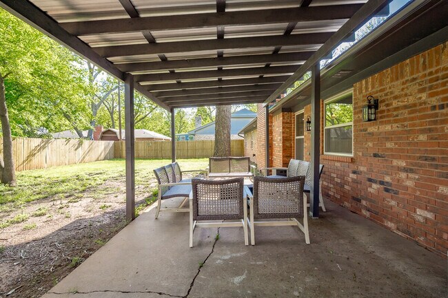 Building Photo - 11 N Pecan Dr