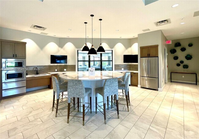 Building Photo - 2112 Appleton Cir S
