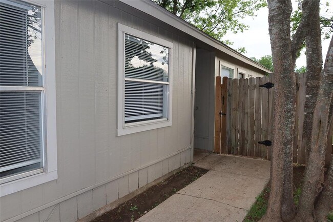 Building Photo - 2511 Bucks Run