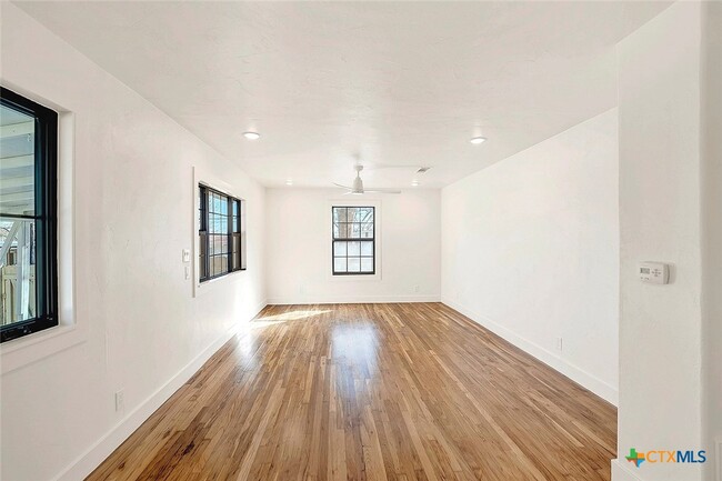 Building Photo - 510 Parkview Blvd