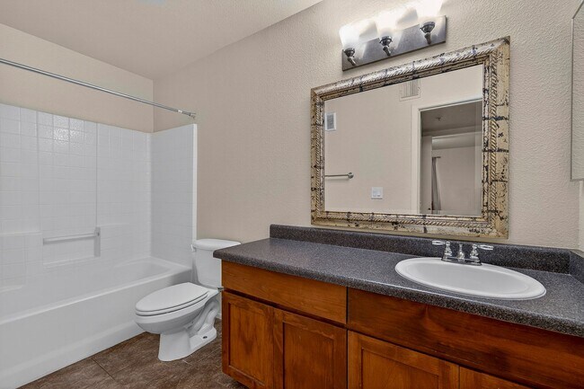 Building Photo - Move-In Ready 2-Bed Condo in The Arbors