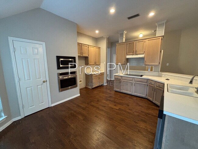 Building Photo - 2921 Meadow Glen Dr