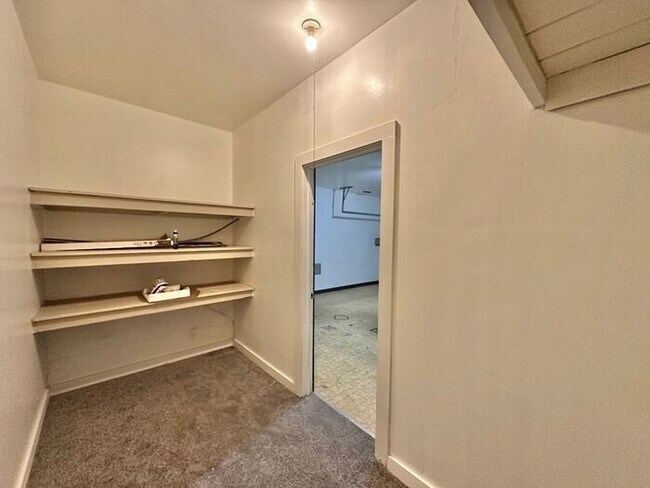 Building Photo - Spacious 3-Bed, 2-Bath Home with Large Sho...