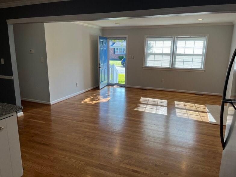 Living Room - 12 Fairway Ln