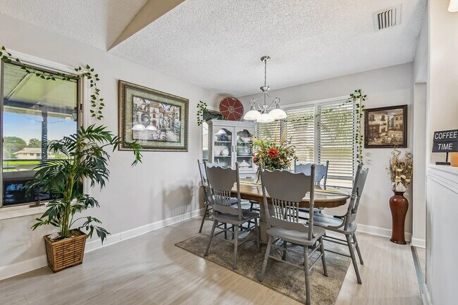 Building Photo - "Charming 3-Bed, 2-Bath Oasis at 1011a Sou...