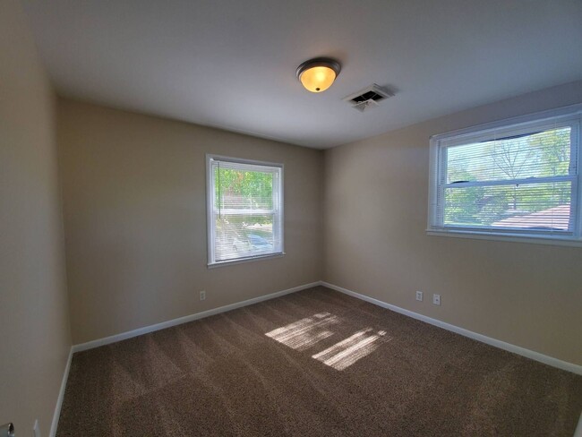 Building Photo - Gorgeous Split Foyer Close to Post!