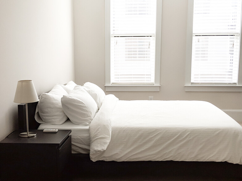 Queen bed in master bedroom - 700 Finsbury St.