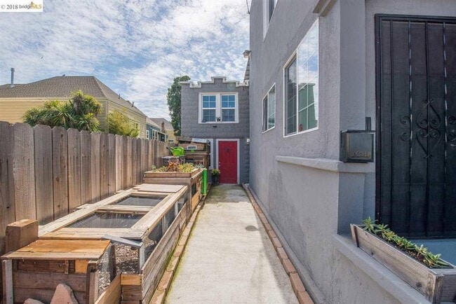 Building Photo - Available now! Emeryville 4 bedroom 3 bath house with Studio loftspace unit