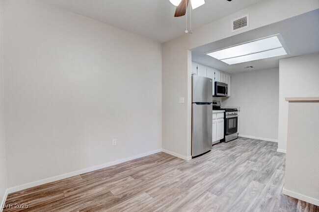 Building Photo - 8070 W Russell Rd