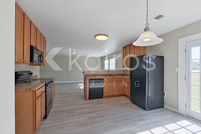 Building Photo - 100 Farmington Dr