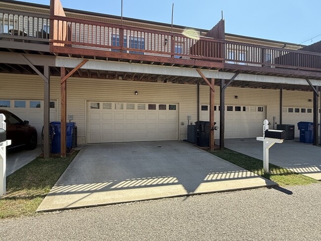Building Photo - 121 Turn Row Dr