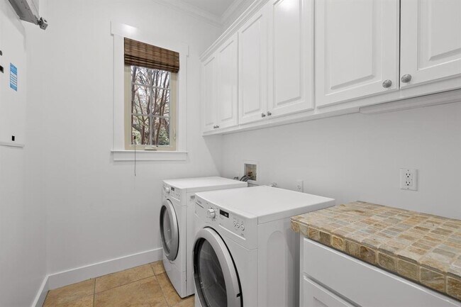 Building Photo - 1607 Chelsea Ln