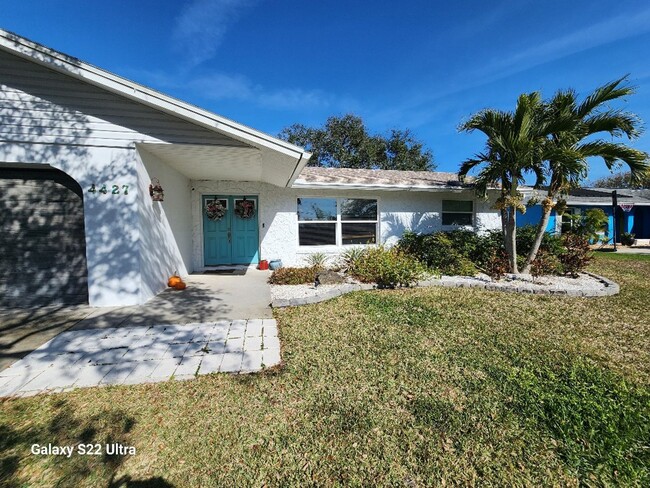 Building Photo - Beautiful Beachside Pool Home