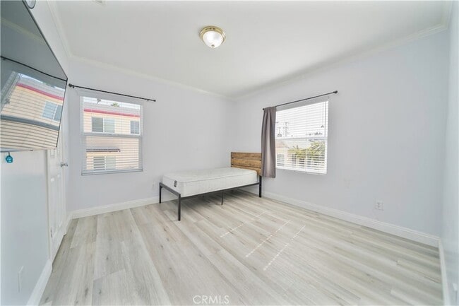 Building Photo - 204 Elm St