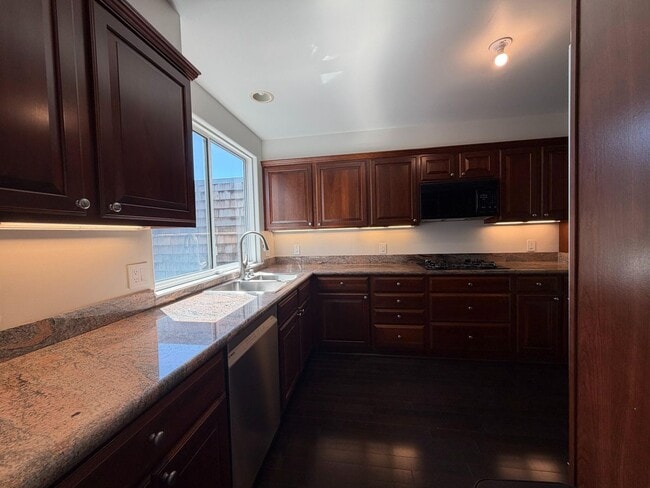 Building Photo - Luxury Pacific Heights 3BD/2.5BA with Private Rooftop Deck