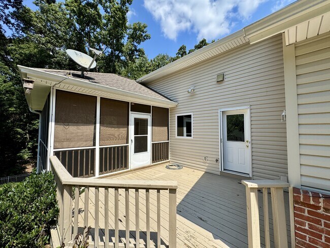 Building Photo - 124 Vinita Ln