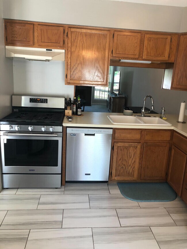 Building Photo - 1649 Estate Cir
