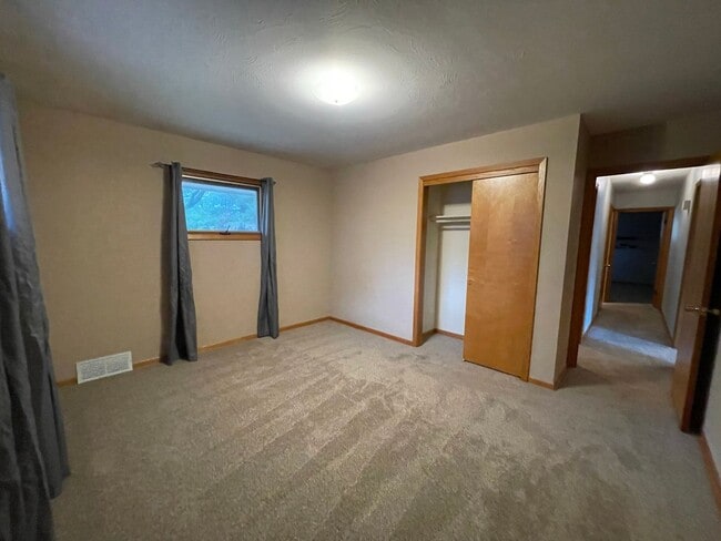 Building Photo - Beautiful 3 bedroom house