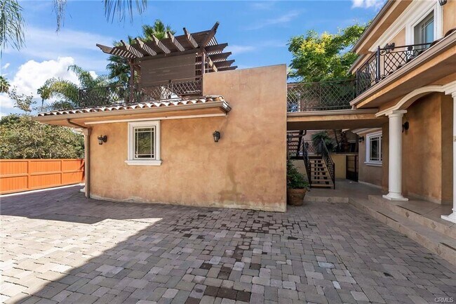 Building Photo - 15014 Valleyheart Dr