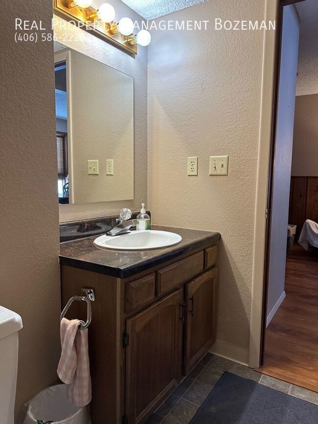 Building Photo - 128 S 15th-Apartment 14