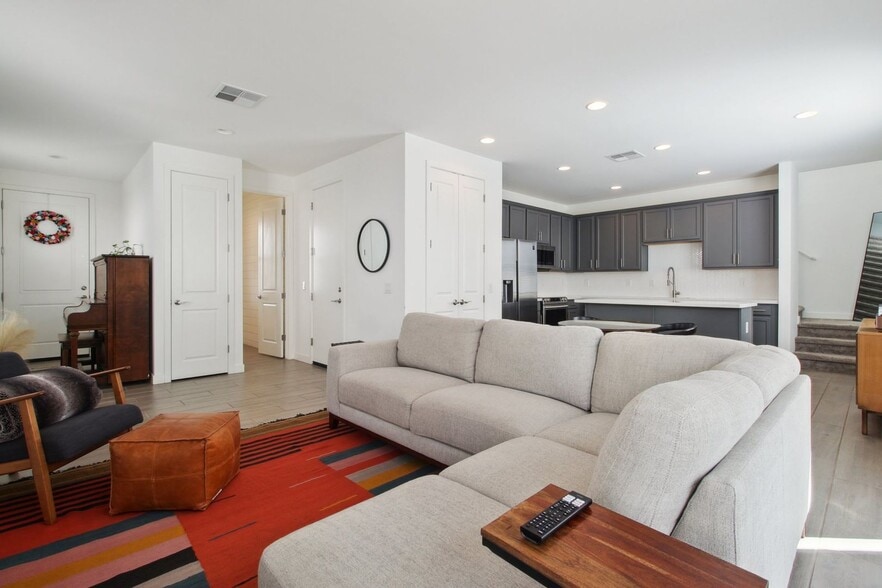 Building Photo - 5464 S Dillon Cir