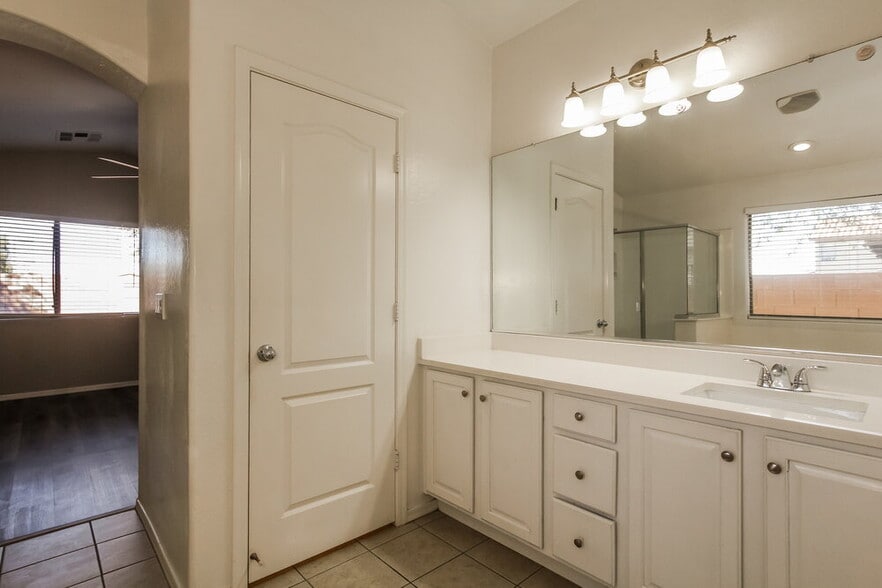 Building Photo - 5116 W T Ryan Ln