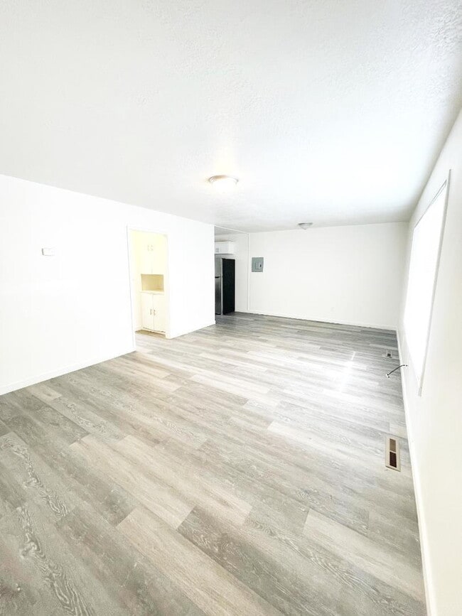 Building Photo - 2 Bed, 1 Bath in Ogden's Business Depot Corridor — Available Now