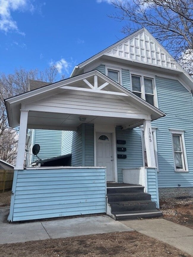 Building Photo - Spring Triplex