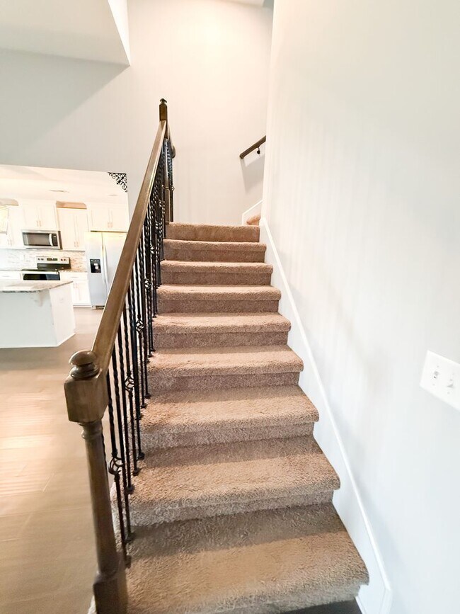 Building Photo - 3 Bedroom 3 Bathrooms located on a Cul De ...