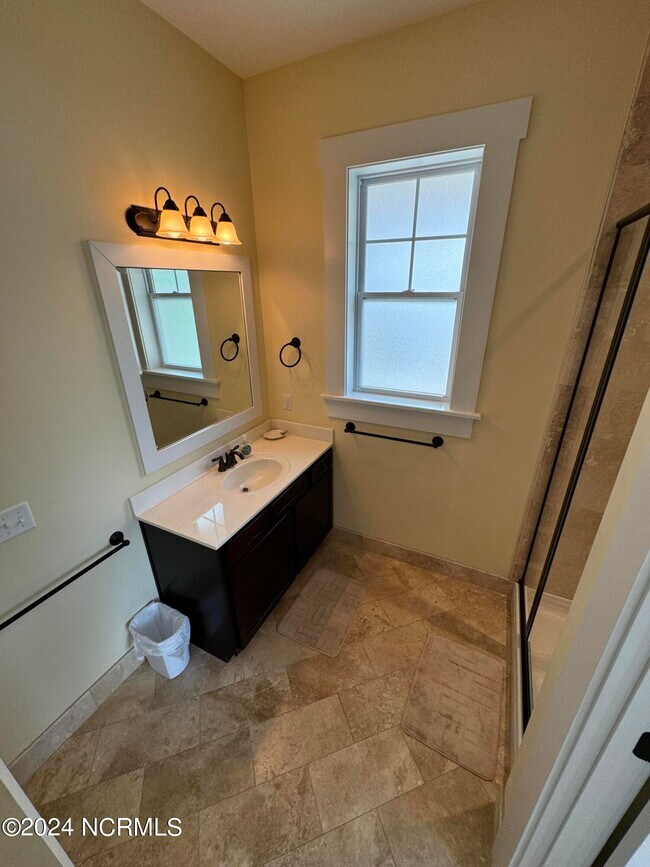 Building Photo - 819 Meadowsweet Ln