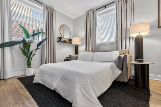 Building Photo - 1424 N Park Pl