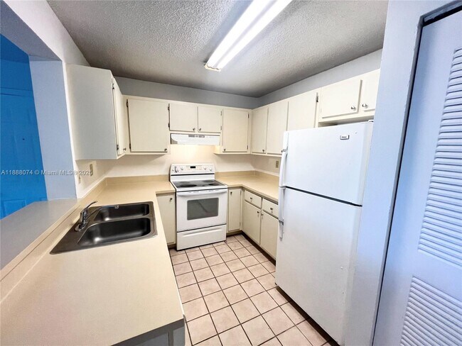 Primary Photo - 350 Palm Cir W
