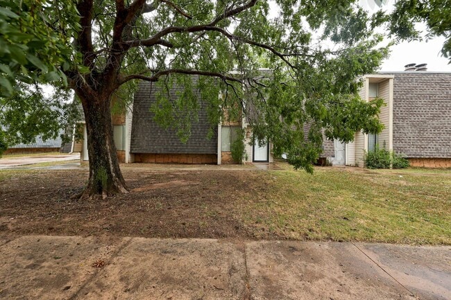 Building Photo - Cute Townhouse in the Heart of Norman, just minutes from OU!