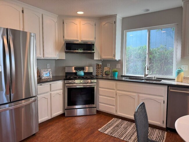 Building Photo - Charming 3-Bedroom, 2.5-Bathroom Home Avai...