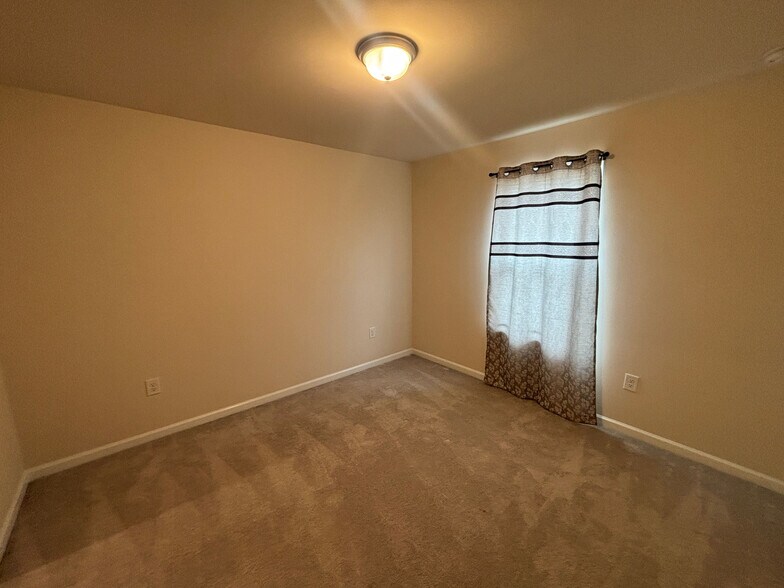 Building Photo - Room in House on Justice Union Ct