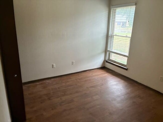 Building Photo - Charming West Norman Duplex