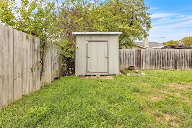 Building Photo - 6100 Woodhue Dr