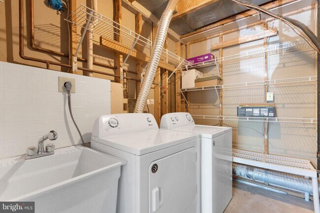 Building Photo - 46613 Silhouette Square