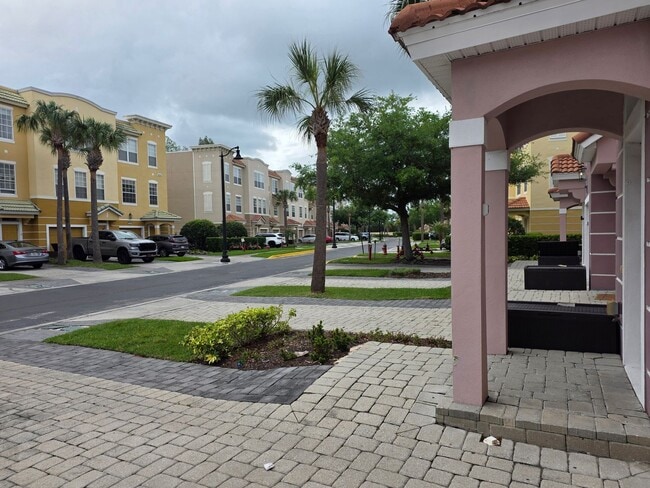 Building Photo - Three Bedroom Townhouse at Vista Cay in Orlando