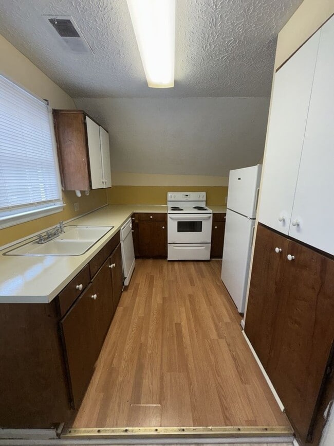 Building Photo - r2207