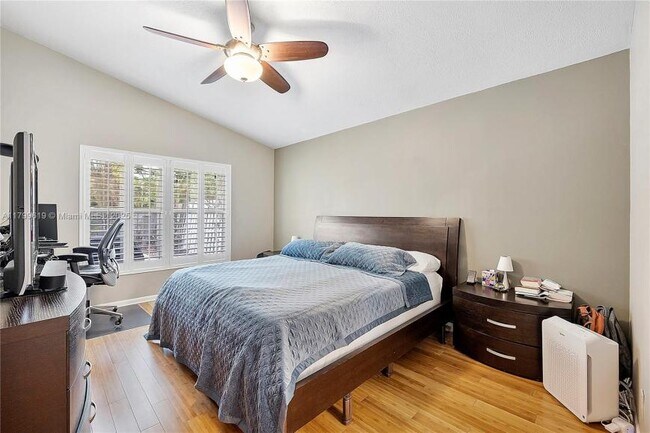 Building Photo - 3 bedroom in Hollywood FL 33012