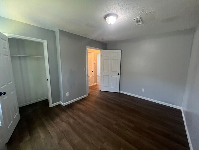 Building Photo - 4 bedroom 1 bathroom home in University Manor