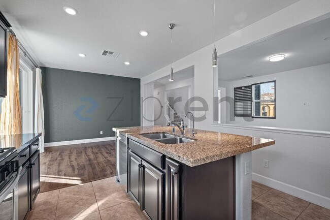 Building Photo - 2060 Salice Wy